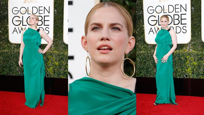 Anna Chlumsky trông "rúm ró" khi mặc bộ đầm màu xanh quá rườm rà. Ảnh: Internet.