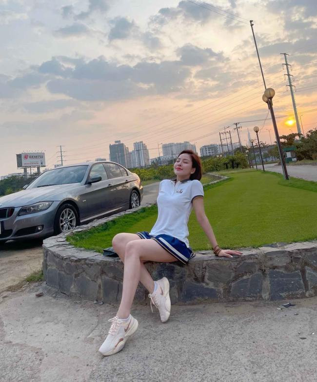 Cô thường xuyên bị cư dân mạng soi ra những khoảnh khắc kém tinh tế khi mặc chân váy quá ngắn xuất hiện tại sân chơi nhà giàu. 