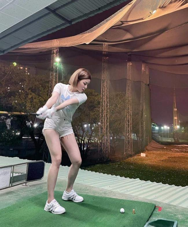 Hot girl Trâm Anh cũng gây chú ý vì hay chọn quần short, chân váy siêu ngắn mỗi lần chơi golf.