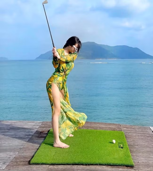 Từng ''nổi như cồn'' nhờ loạt hình ảnh khoe body chuẩn chỉnh tại phòng tập gym, Phương Bora còn ''đốt mắt'' dân tình với những khoảnh khắc quyến rũ trên sân golf.