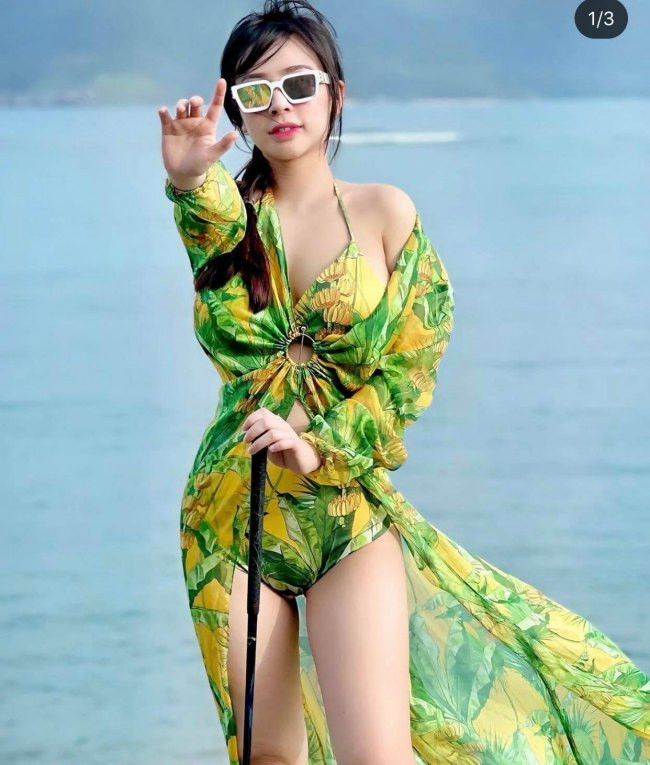 Nàng hot girl Hà thành kết hợp nghỉ dưỡng với chơi golf, vì thế, cô chọn trang phục chơi golf gợi cảm và mát mẻ.