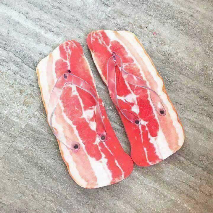 Đôi tông hình miếng thịt ba chỉ sinh động trông thực sự hấp dẫn các tín đồ ẩm thực. Ảnh: Internet.