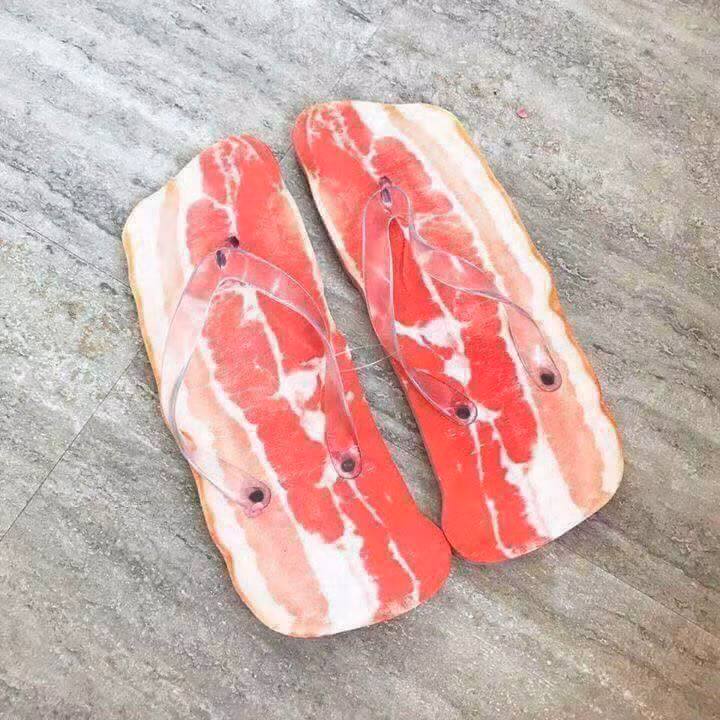 Đôi tông hình miếng thịt ba chỉ sinh động trông thực sự hấp dẫn các tín đồ ẩm thực. Ảnh: Internet.