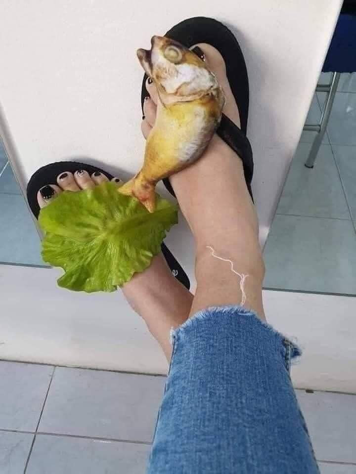 Nhìn đôi dép tông đính kèm bên trên một bên là hình lá rau xà lách một bên là cá, các tín đồ thời trang không khỏi nhịn cười.