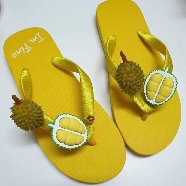 Nếu không thích đeo dép, bạn hoàn toàn có thể chọn đôi tông tạo hình quả sầu riêng.