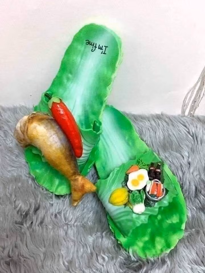 Mặc dù khá thích thú với tạo hình độc đáo của mẫu dép này nhưng một số người vẫn lo ngại rằng chúng chỉ đem đến cảm giác vui mắt chứ không tiện dụng.