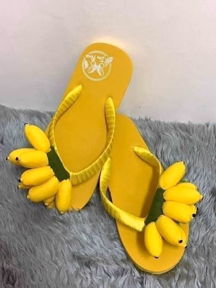 Điển đặc biệt ở những mẫu dép độc đáo này là sử dụng công nghệ in 3D với màu sắc tươi sáng rực rỡ, giống y như thật.