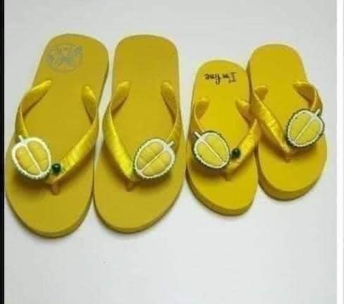 Mẫu dép hình rau củ quả cũng có mức giá không quá đắt, chỉ từ 120.000 đến 170.000 đồng, nên cũng chẳng có gì khó hiểu khi chúng nhanh chóng tạo thành cơn sốt trong giới trẻ.