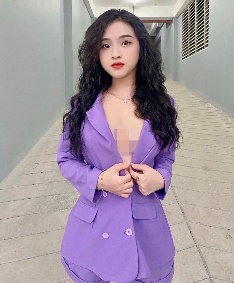 Với số đo ba vòng ấn tượng, Bảo Trân tự tin diện các trang phục táo bạo, nhất là váy áo gợi cảm tôn đường cong.