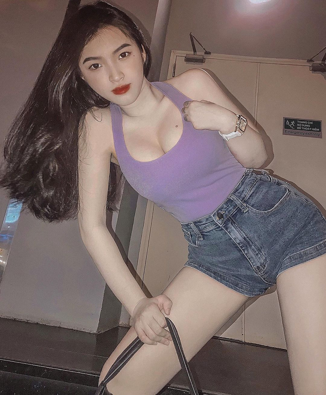 Cô nàng khéo léo khoe vòng một gợi cảm với áo thun và quần jeans năng động.