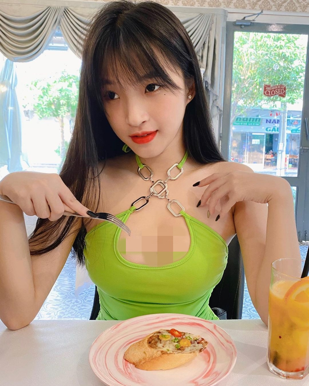 Với lợi thế về sắc vóc, Bảo Trân trở thành người mẫu thời trang và có được nguồn thu nhập ổn định khi còn khá trẻ.