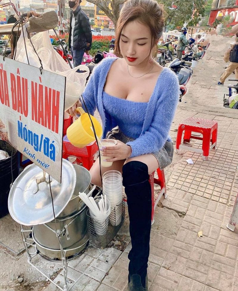 Hình ảnh cô gái ăn mặc gợi cảm bán sữa đậu nành tại Đà Lạt gây sốt chính là hot girl Biên Hoà tên Phan Thị Bảo Trân sinh năm 2002.
