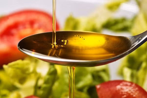 Dầu ô liu được biết đến với những tác động tích cực đến tim mạch. Hơn thế nữa, việc uống một thìa dầu ô liu mỗi sáng còn giúp người dùng nhận được hiệu quả với sức khỏe một cách tối đa nhất.