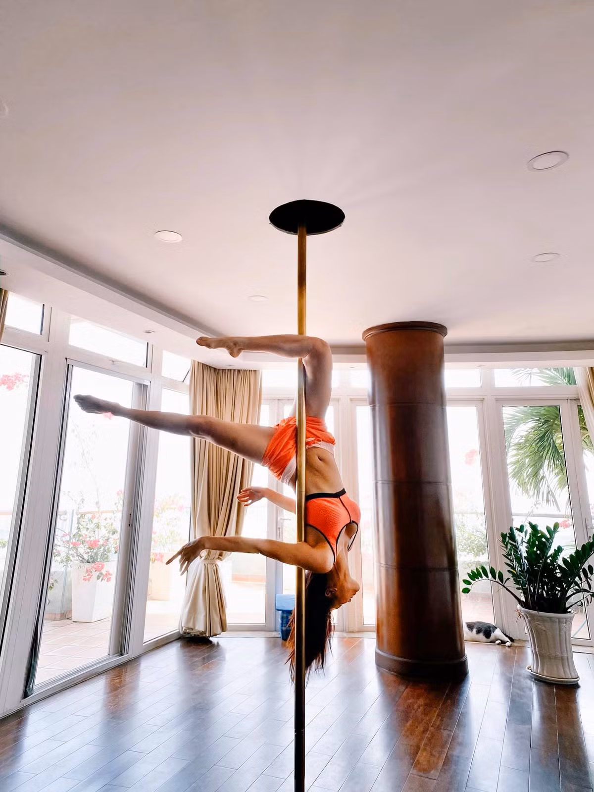 Trong những bức ảnh trên trang cá nhân, Phương Mai diện áo tắm múa cột, khoe trọn đường cong cơ thể cực kỳ mướt mắt, với khuôn ngực đầy đặn, vòng eo thon, vòng ba nảy nở săn chắc và đôi chân dài miên man.