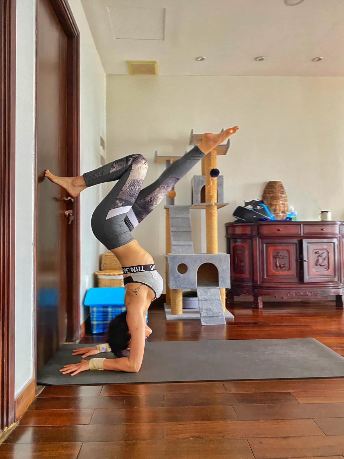 Vóc dáng thon thả, gợi cảm khi tập yoga của bà mẹ một con khiến bao người ngưỡng mộ.