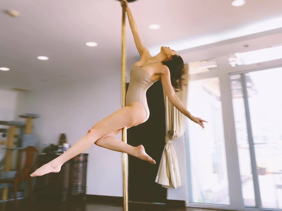 Chân dài sinh năm 1990 "đốt mắt" người hâm mộ với những tư thế múa cột đỉnh cao.