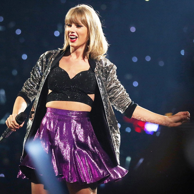 Trên sân khấu, Taylor Swift thường diện các trang phục khoe eo thon như váy cạp cao cùng áo crop top đen lấp lánh.