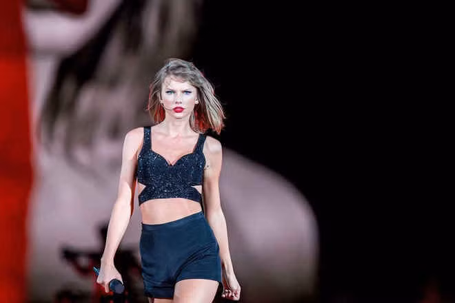 Nữ ca sĩ tích cực lăng xê các bộ đồ hở eo cá tính trên sân khấu.