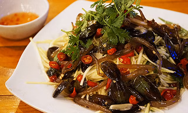 Vị ngọt thơm của thịt cà xỉu với phần chân dai giòn sần sật hòa quyện cùng nước sốt đủ vị chua, cay, mặn, ngọt khiến thực khách ăn một lần nhớ mãi. Ảnh: IT.