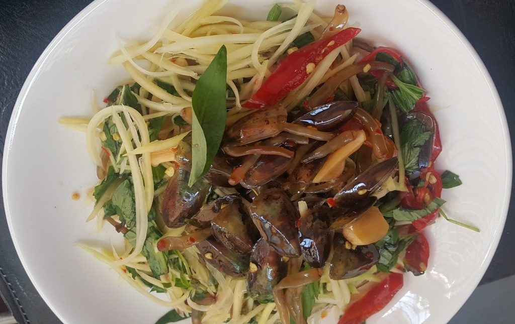 Xoài bào sợi trộn với giấm, đường, nước mắm rồi trộn cà xỉu vào cùng. Rắc đậu phộng rang, rau răm, hành phi lên trên hỗn hợp thế là đã hoàn thành một đĩa gỏi khai vị đặc sắc.