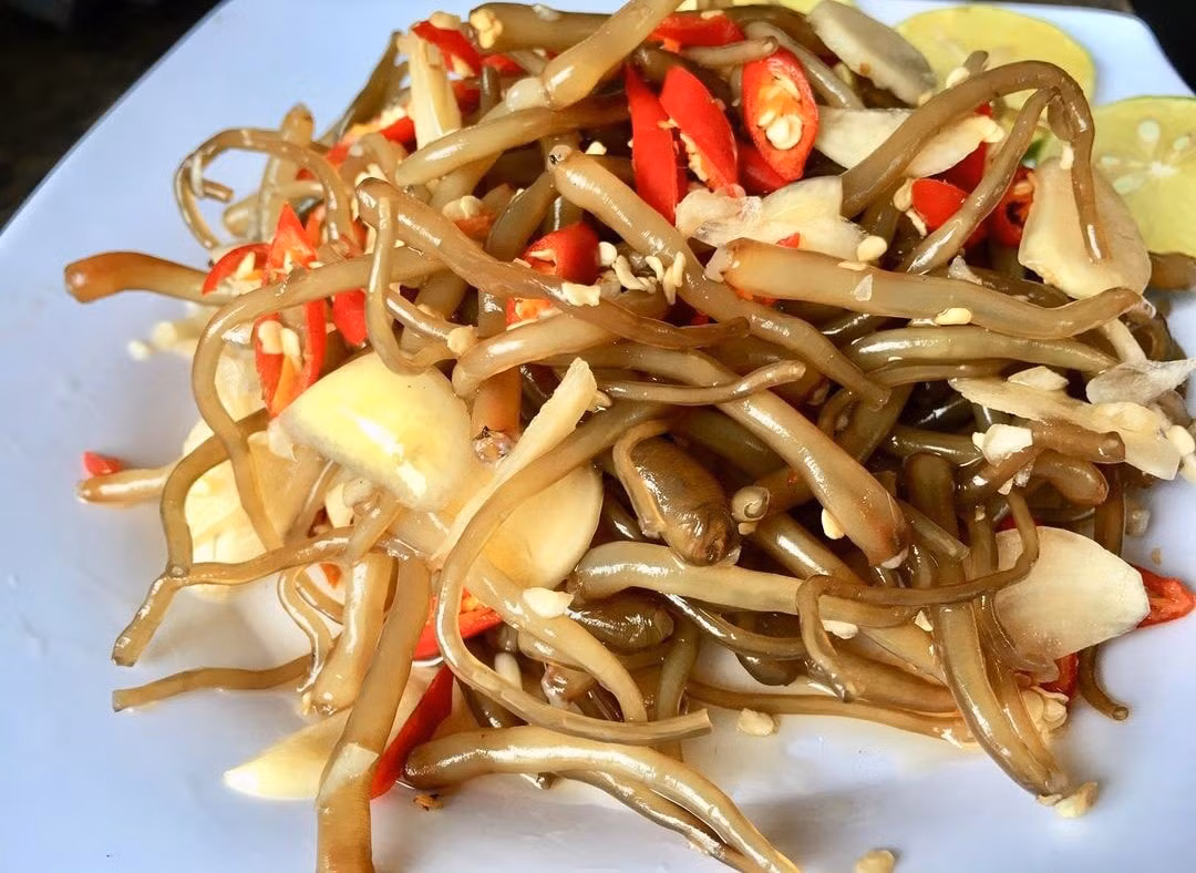 Cà xỉu là loài nhuyễn thể có lớp vỏ màu xanh, phần thịt mềm và ngọt. Chúng sống tập trung ở môi trường sông, cửa biển, nước lợ nên có phần chân dài lộ ra ngoài để dễ dàng tìm kiếm thức ăn.