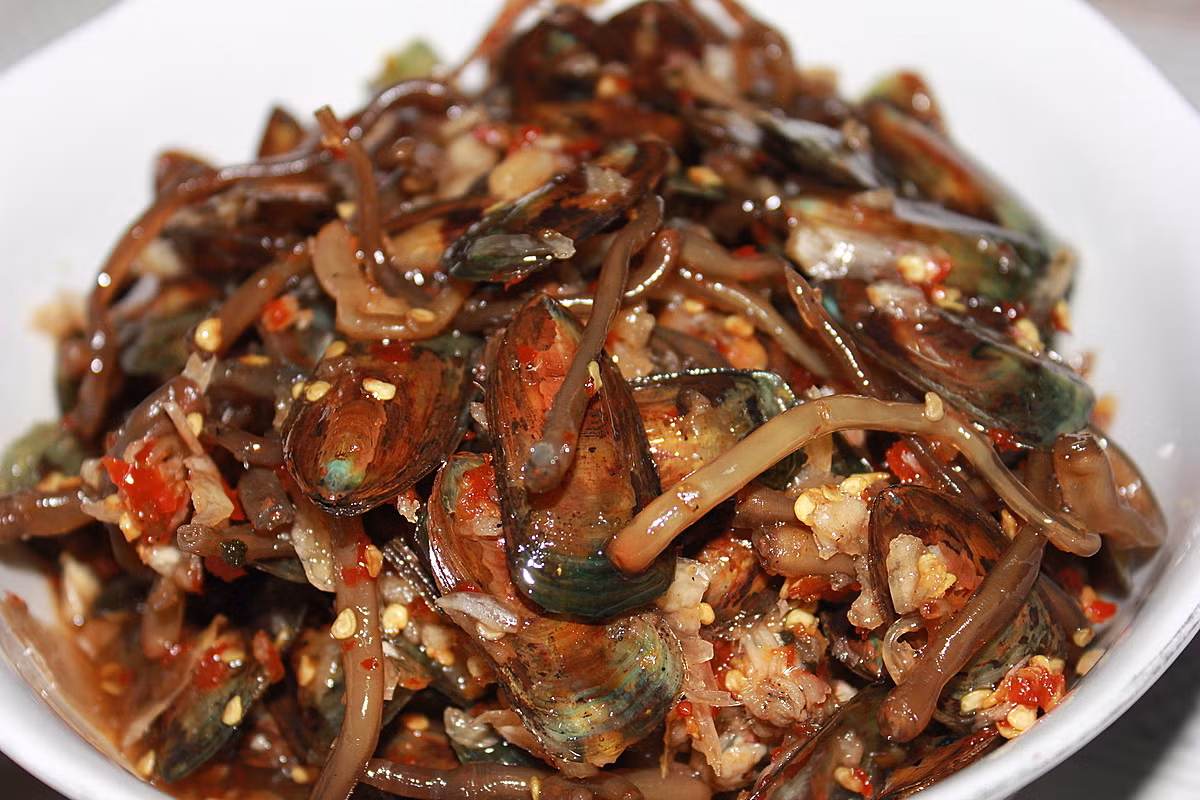 Công đoạn làm mắm đòi hỏi người làm phải có kỹ thuật, kinh nghiệm và sự khéo léo. Chất lượng của mắm cà xỉu ngon hay không cũng nhờ vào cách muối này. Nếu cho ít nguyên liệu, cà xỉu sẽ bị hỏng. Còn nếu muối mặn quá, cà xỉu sẽ bị đen.