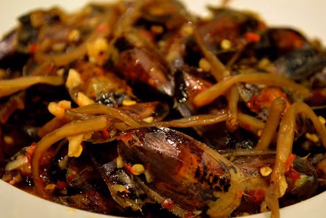 Theo người dân địa phương, cà xỉu ngon, bổ nhất là phần chân dài có độ giòn sần sật rất vừa miệng. Chúng được ví như "thần dược", có tác dụng tăng cường sinh lực nam giới nên trở thành món khoái khẩu của "cánh mày râu".