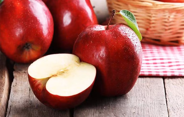 9. Táo: Đây là một trong những thực phẩm tốt cho thận. Đặc tính chống viêm của táo khiến nó trở thành một loại thực phẩm tốt để duy trì sức khỏe của thận. Người ta cũng biết rằng táo giúp ngăn ngừa nhiễm trùng đường tiết niệu và giảm nguy cơ sỏi thận.