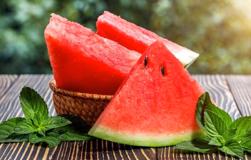 12. Dưa hấu: Lycopene, một chất chống oxy hóa trong dưa hấu giúp phá vỡ các gốc oxy tự do có hại, rất tốt cho thận của bạn. Ăn dưa hấu thường xuyên và có kiểm soát cũng có thể giúp ngăn ngừa chấn thương thận. Ảnh: Boldsky.