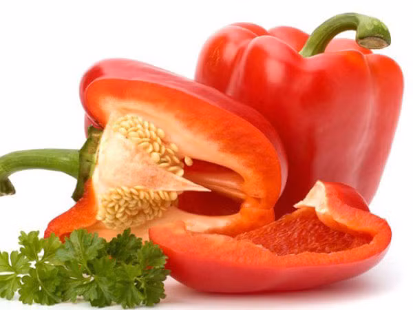 8. Ớt chuông đỏ: Với hàm lượng kali thấp và giàu vitamin A, B6, C, chất xơ và axit folic, ớt chuông đỏ có tác dụng kỳ diệu trong việc giữ cho thận của bạn khỏe mạnh. Người ta nói rằng ớt chuông đỏ có thể phá vỡ chất thải độc hại trong máu, hỗ trợ chức năng thận.