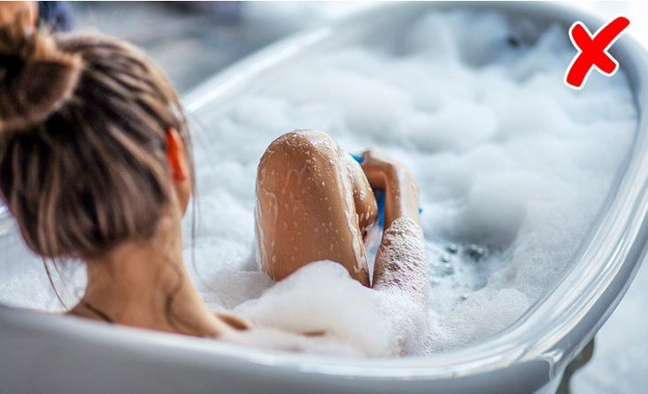 5. Làm giảm nguy cơ mắc bệnh thiếu vitamin D: Ngoài việc góp phần gây lão hóa da sớm, xà phòng cũng có thể cản trở sự hấp thụ vitamin D. Da của chúng ta chuyển đổi năng lượng của mặt trời thành vitamin D và một số chuyên gia chăm sóc sức khỏe khuyên bạn không nên tắm quá thường xuyên vì nó có thể phá vỡ sự cân bằng da và rửa trôi một số vitamin D. Tuy nhiên, nhiều người trong cộng đồng y tế tin rằng vitamin D vẫn còn trong da ngay cả sau khi tắm.