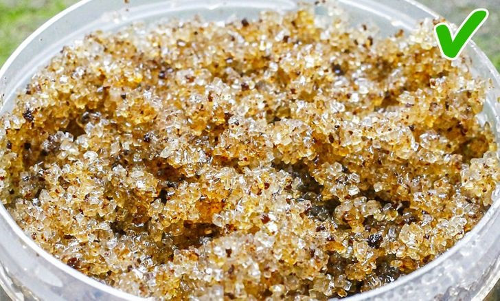 Một cách khác để có làn da mịn màng chính là tẩy tế bào chết từ các nguyên liệu tự nhiên. Bạn có thể làm hỗn hợp của riêng mình bằng cách trộn bột yến mạch, mật ong và đường nâu. Ngoài ra, các thành phần như dầu ô liu kết hợp muối biển hoặc mật ong cũng có tác dụng làm sạch da mà không gây thương tổn. Ảnh: BS.