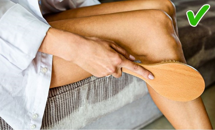 Bạn cũng có thể sử dụng bàn chải khô tẩy tế bào chết cho da và đẩy nhanh quá trình thay da mới, giúp da trông trẻ trung và tươi tắn.