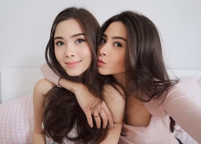 Luôn nắm bắt nhanh nhạy xu hướng thời trang, hai chị em song sinh nhà Kittivat được mệnh danh như những fashion icon hàng đầu trong giới trẻ, là người lăng xê nhiều xu hướng ở Thái Lan.