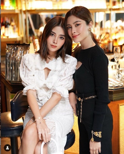 Hai chị em ngoài việc sở hữu vẻ ngoài xinh đẹp giống nhau như tượng tạc thì họ còn có gu ăn mặc sang chảnh, sành điệu.