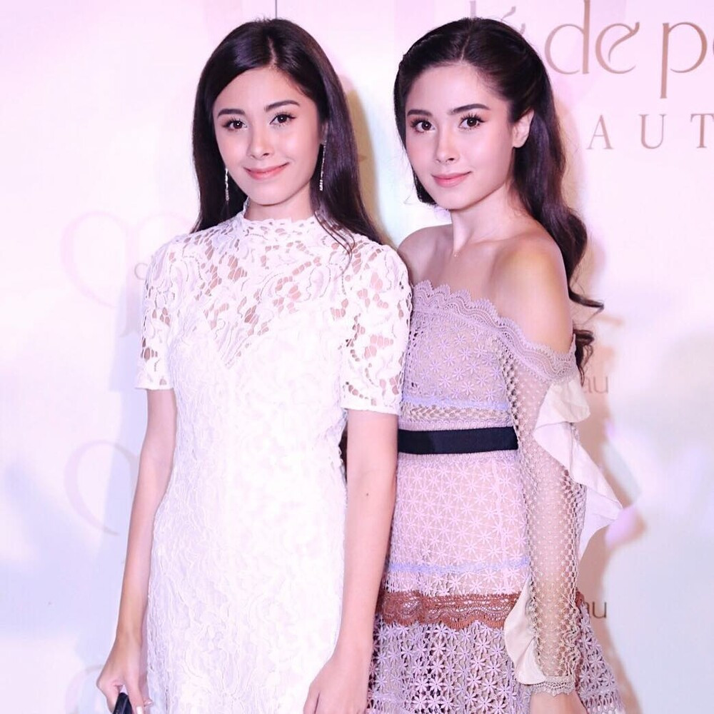 Cặp song sinh thường xuyên phối đồ tone sur tone khi tham dự cùng nhau. Thật khó lòng phân thắng bại khi cả hai cô nàng đều quá sức quyến rũ trong những thiết kế đầm ren.