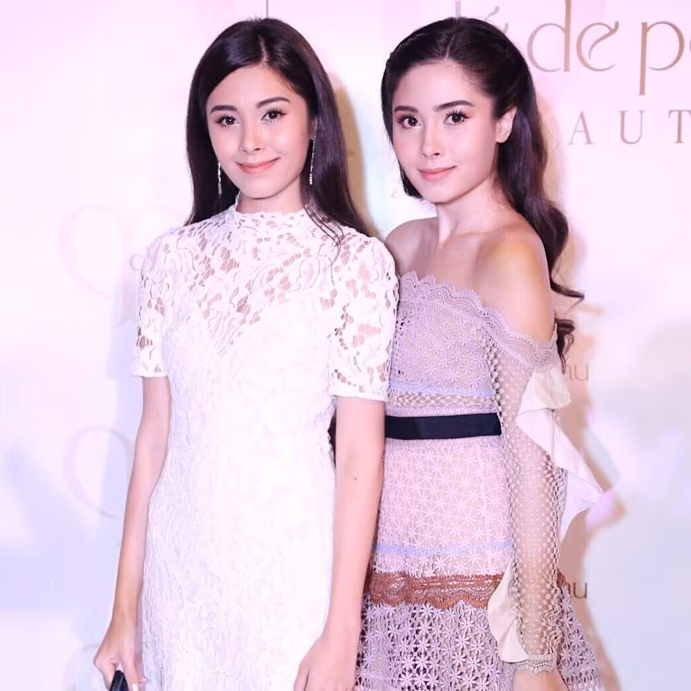 Cặp song sinh thường xuyên phối đồ tone sur tone khi tham dự cùng nhau. Thật khó lòng phân thắng bại khi cả hai cô nàng đều quá sức quyến rũ trong những thiết kế đầm ren.