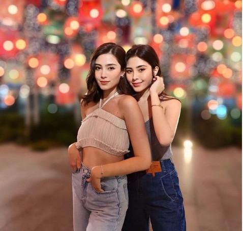 Xuất thân từ gia đình giàu có và nổi tiếng, từ nhỏ, hai cô nàng đã sống trong nhung lụa. Trang cá nhân của cả hai ngập tràn hình ảnh về những chuyến du lịch khắp nơi trên thế giới, nghỉ dưỡng ở các resort hạng sang, xài đồ hiệu đắt tiền...