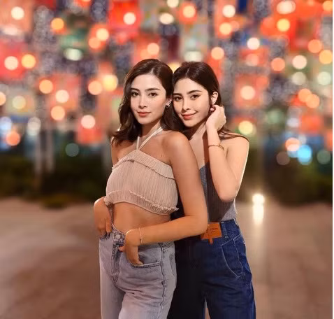 Xuất thân từ gia đình giàu có và nổi tiếng, từ nhỏ, hai cô nàng đã sống trong nhung lụa. Trang cá nhân của cả hai ngập tràn hình ảnh về những chuyến du lịch khắp nơi trên thế giới, nghỉ dưỡng ở các resort hạng sang, xài đồ hiệu đắt tiền...