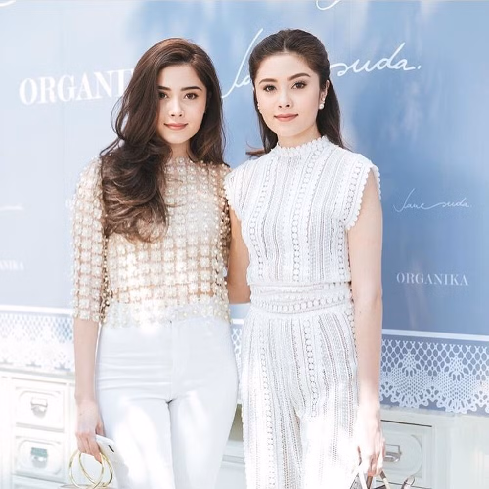 Dù yêu thích váy đầm nhưng thỉnh thoảng cặp song sinh cũng thử nghiệm các trang phục cá tính hơn như jumsuit.