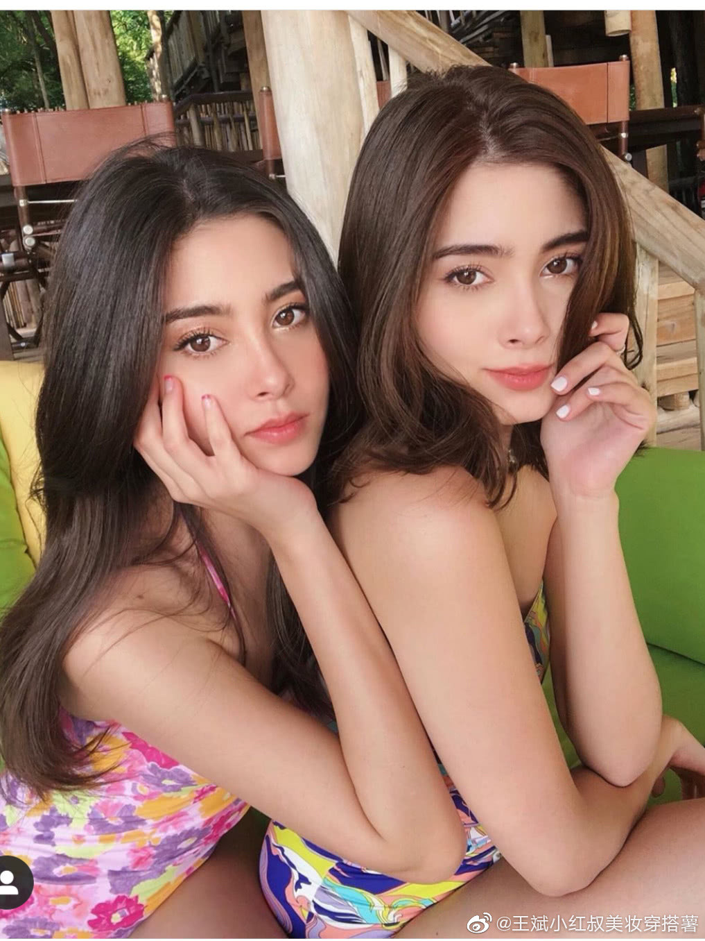 Gu thời trang ăn ý của cặp song sinh khiến mọi người khó phân biệt được đâu là chị đâu là em. Ảnh: IT.