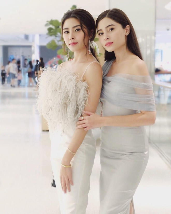 Không chỉ xinh đẹp, Nicole và Camilla còn có gia thế "không phải dạng vừa". Mẹ của họ là cựu người mẫu Rungnapha Kittiwat - được mệnh danh bà hoàng của ngành thời trang Thái Lan.