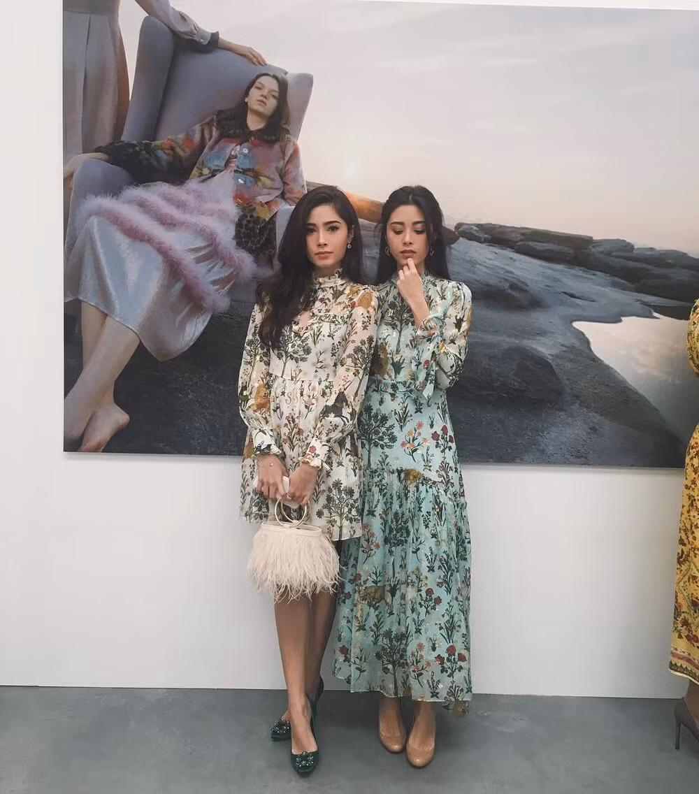 Nicole nền nã với đầm xanh dài còn Camille trẻ trung hơn cùng đầm voan trắng khoe đôi chân thon dài.