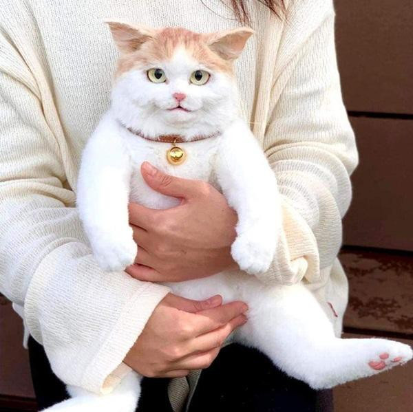 Mỗi chiếc túi gồm 78 chi tiết, với những phần lông cầu kỳ không dễ dàng chế tác được. Trên trang Instagram cá nhân của nghệ sĩ này đã thu hút sự quan tâm của rất nhiều người.