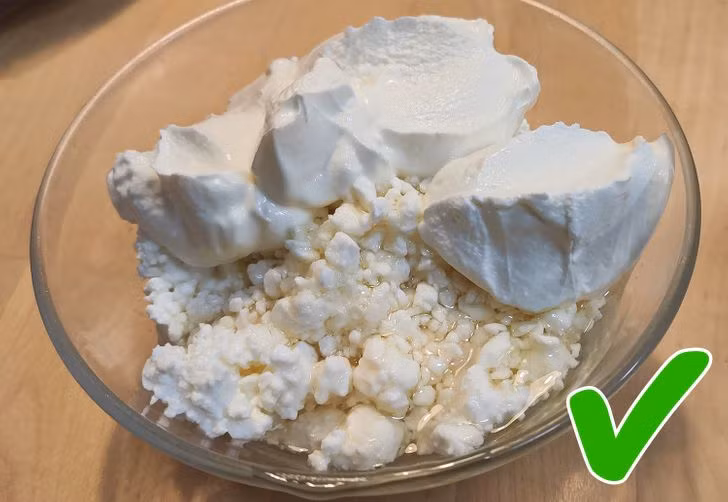 10. Ăn phô mai ít béo: Phô mai ít béo giàu tryptophan, một axit amin có lợi cho giấc ngủ. Hãy thử trộn một chút phô mai ít béo với trái cây tươi hoặc mật ong, bạn sẽ có bữa ăn nhẹ hoàn hảo để nhanh chóng chìm vào giấc ngủ ngon. Ảnh: BS.