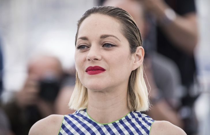 11. Thích tô son đỏ: Màu môi tươi sáng là dấu hiệu của phụ nữ Pháp thực thụ, những người thuần thục về trang điểm song lại ưa lối trang điểm tự nhiên, hài hoà. Phụ nữ Paris thích tô son đỏ và thường không sử dụng nhiều sản phẩm trang điểm khác cùng lúc. Vì vậy, thay vì chi nhiều tiền cho kem nền, kem che khuyết điểm và phấn phủ, họ mua các sản phẩm dưỡng da và son môi đỏ.