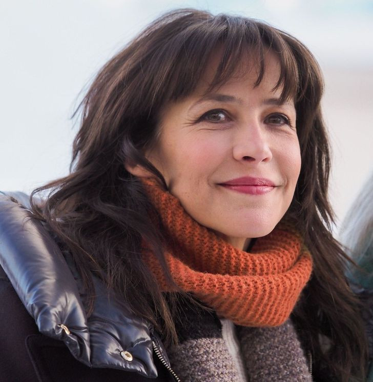 12. Thích cắt tóc nhưng không thích nhuộm: Ngay cả Sophie Marceau, nữ diễn viên nổi tiếng của Pháp, vô cùng sành điệu cũng để tóc rất bình thường. Cô là điển hình cho triết lý của phụ nữ Paris bước qua cột mốc 30. Phụ nữ Pháp đến tiệm cắt tóc chứ họ không thích nhuộm. Nếu có nhuộm, họ chỉ chuyển tóc thành màu xám. Ảnh: BS.