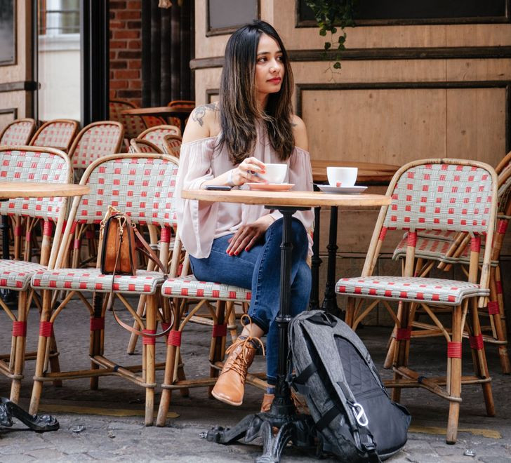 10. Không đến các quán cafe ồn ào: Nếu đi du lịch, bạn sẽ thấy các quán cà phê dành cho dân địa phương thường không bật nhạc lớn. Hãy nhớ rằng chính Hemingway và Sartre đã viết nên những kiệt tác của họ ở các quán cafe. Các chủ nhà hàng ở Pháp cũng không hạn chế làm phiền du khách. Không khí tĩnh lặng góp phần tạo nên nét độc đáo cho các thành phố của Pháp.