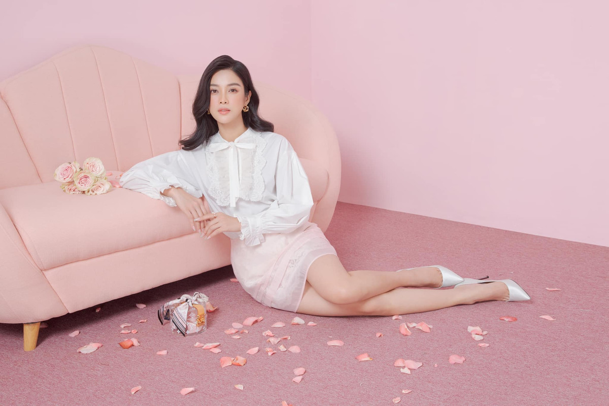 Set đồ áo sơ mi trắng phối cùng chân váy hồng tạo vẻ nữ tính, sang trọng cho nàng Kiều 9X.