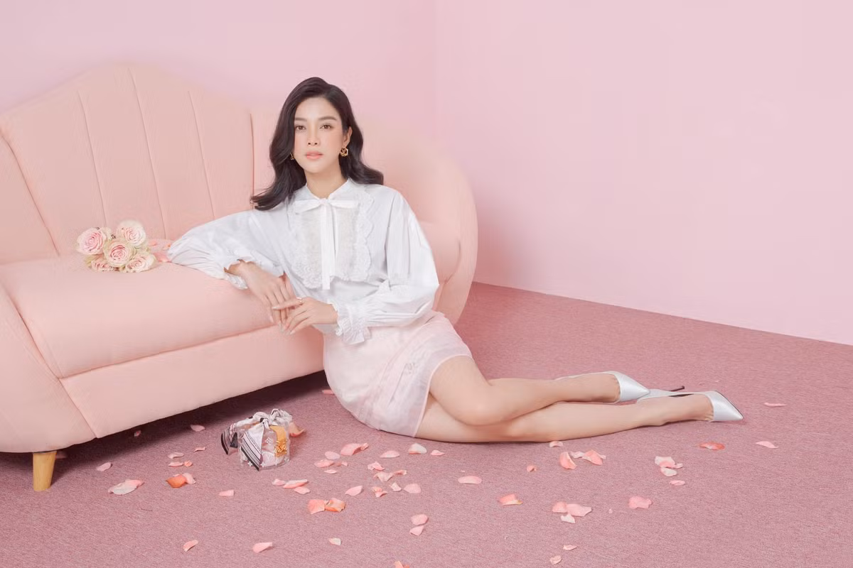 Set đồ áo sơ mi trắng phối cùng chân váy hồng tạo vẻ nữ tính, sang trọng cho nàng Kiều 9X.